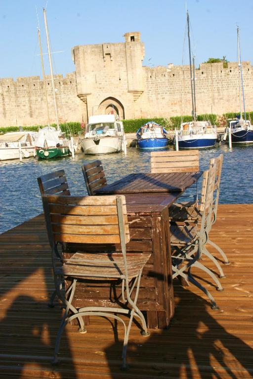 Peniche Poompui Otel Aigues-Mortes Oda fotoğraf